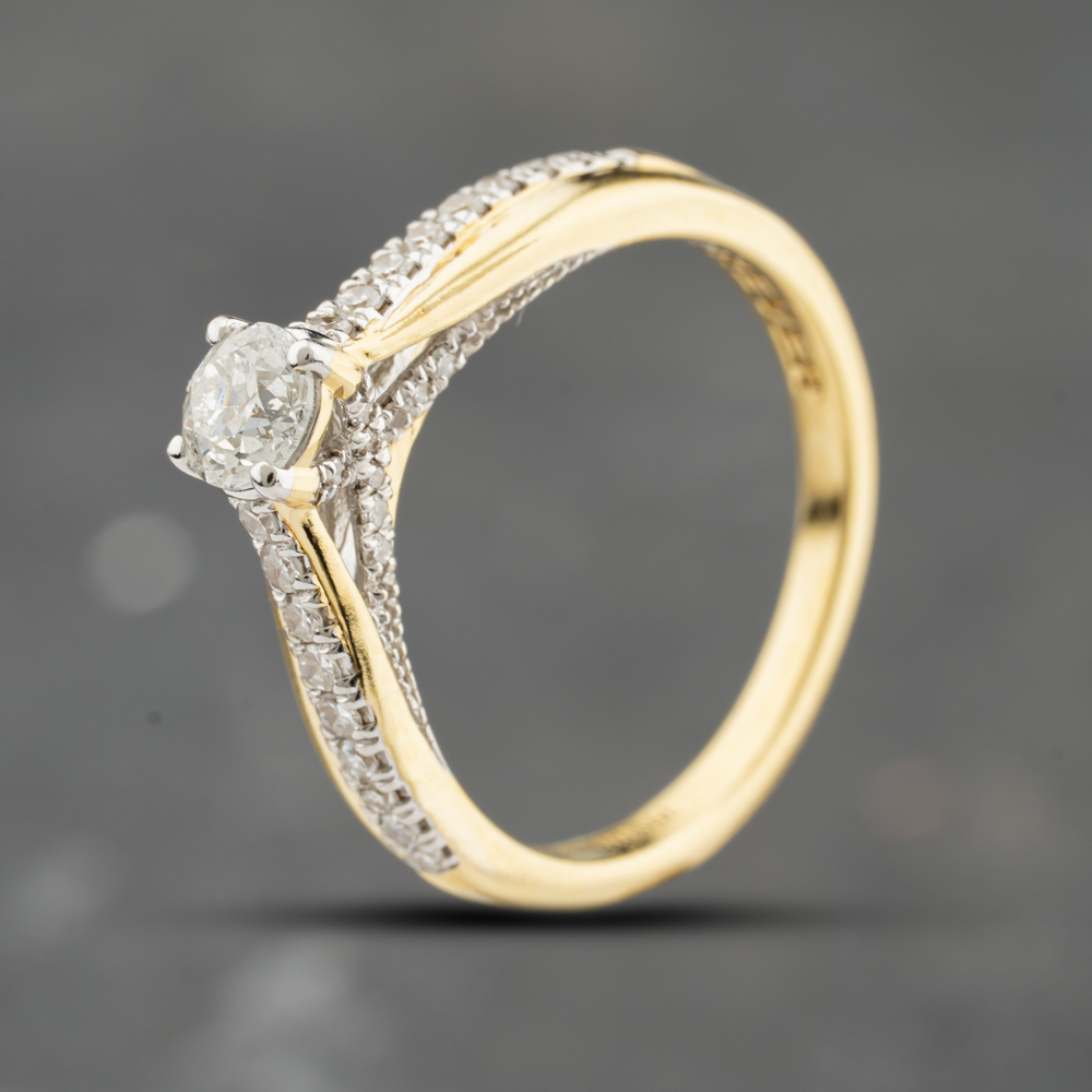 Pre-Owned 18ct Yellow Gold Certificated 0.33ct Brilliant Cut Diamond Shoulder Set Solitaire Ring 41482638
