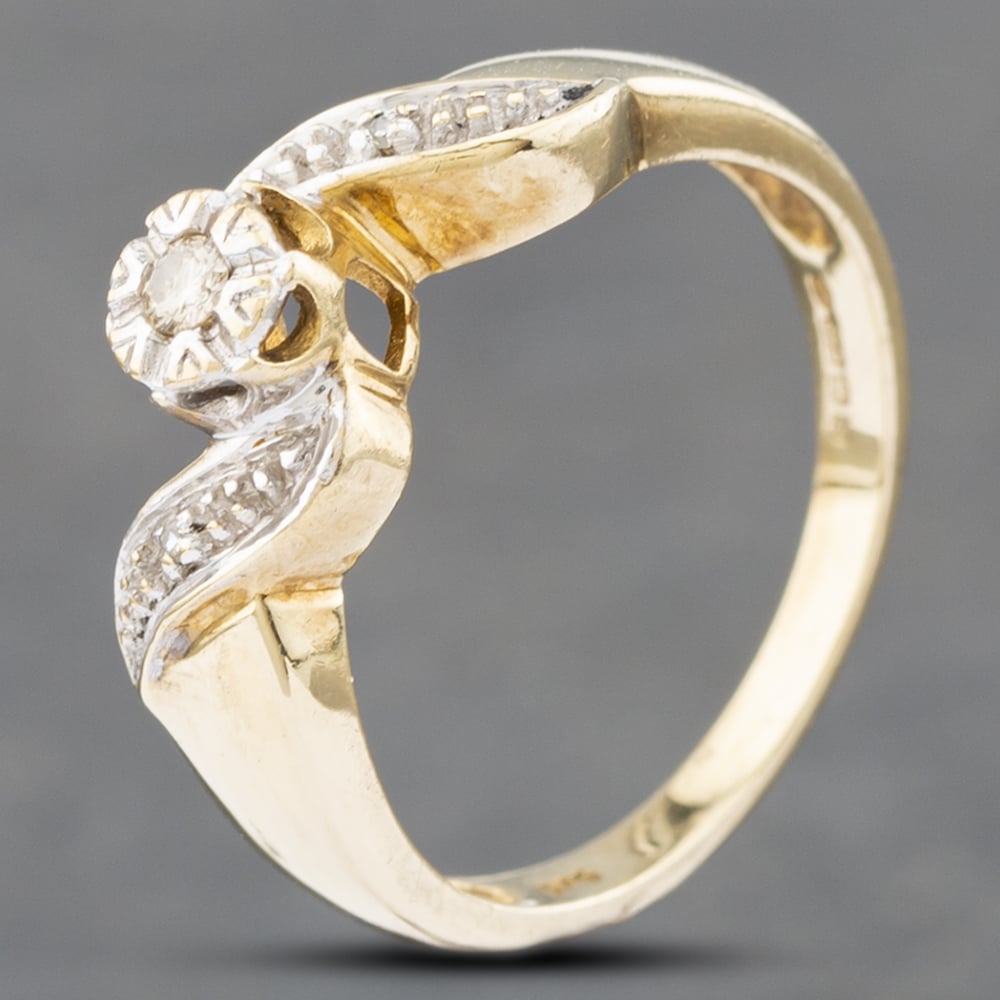 Product photograph of Pre-owned 9ct Yellow Gold Brilliant Cut Diamond Twist Shoulder Set Solitaire Ring 41671448 from The Jewel Hut
