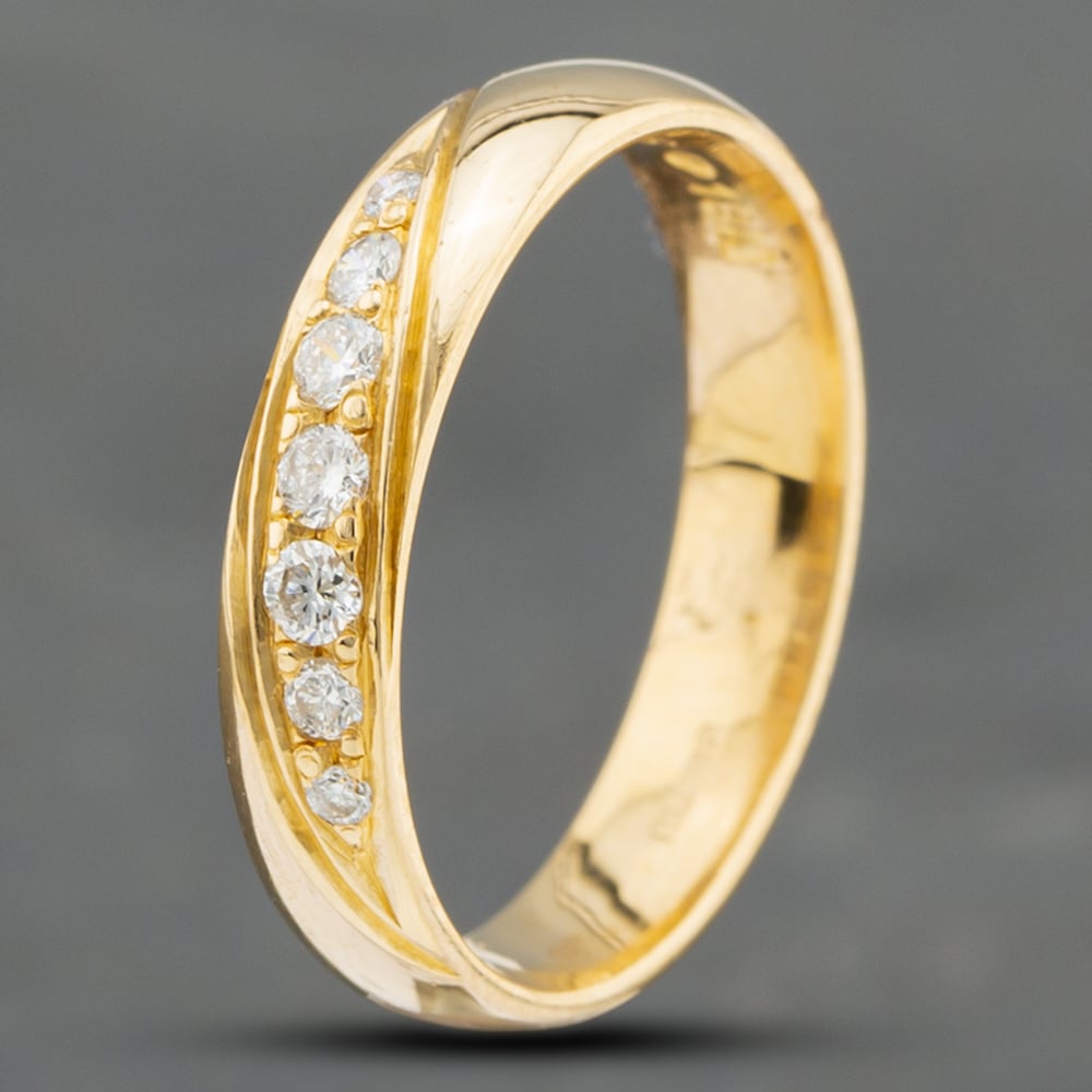 Product photograph of Pre-owned 18ct Yellow Gold Brilliant Cut Diamond Set 4mm Wedding Ring 41871323 from The Jewel Hut
