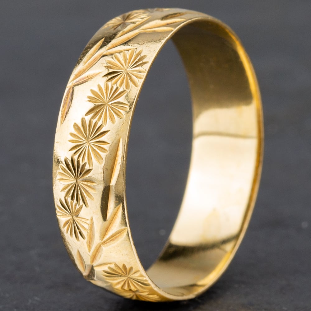 Product photograph of Pre-owned 18ct Yellow Gold Hallmarked London 1989 6 0mm Patterned Wedding Ring 4187447 from The Jewel Hut