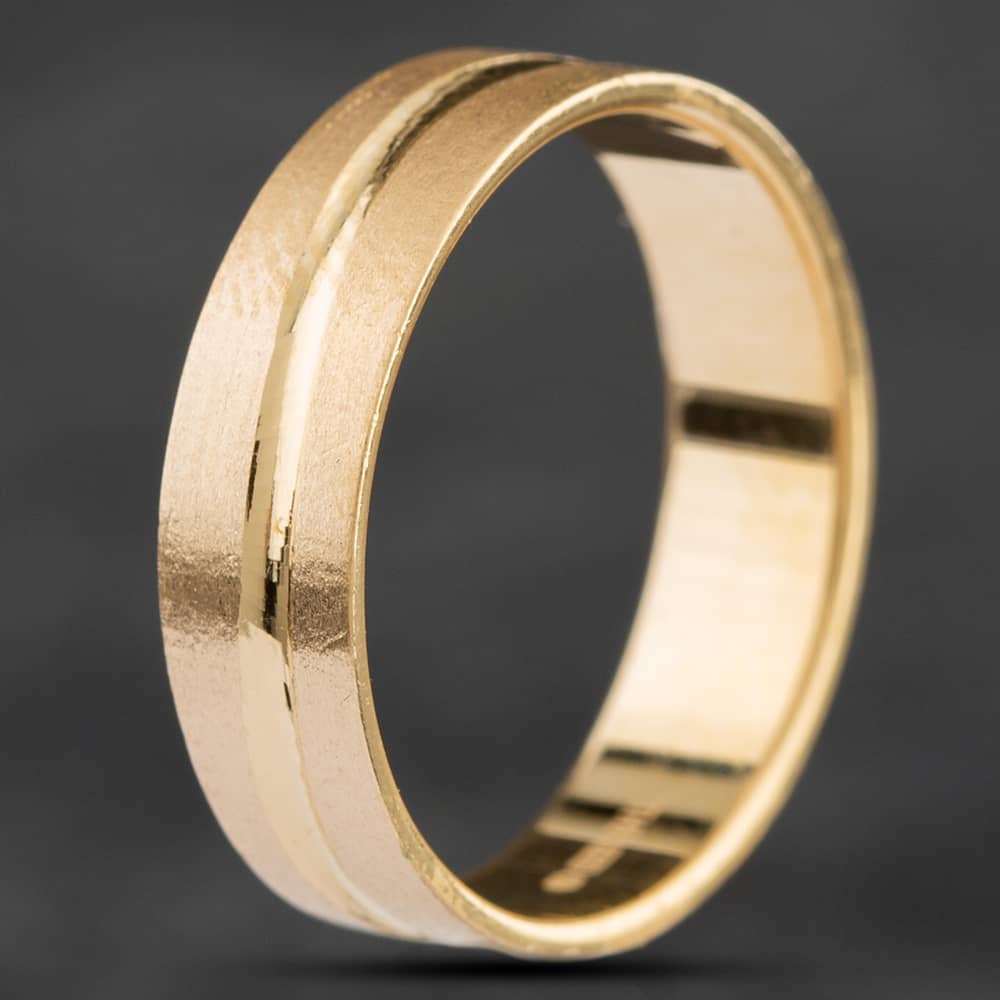 Product photograph of Pre-owned 18ct Yellow Gold Flat 5mm Patterned Wedding Ring 4187596 from The Jewel Hut