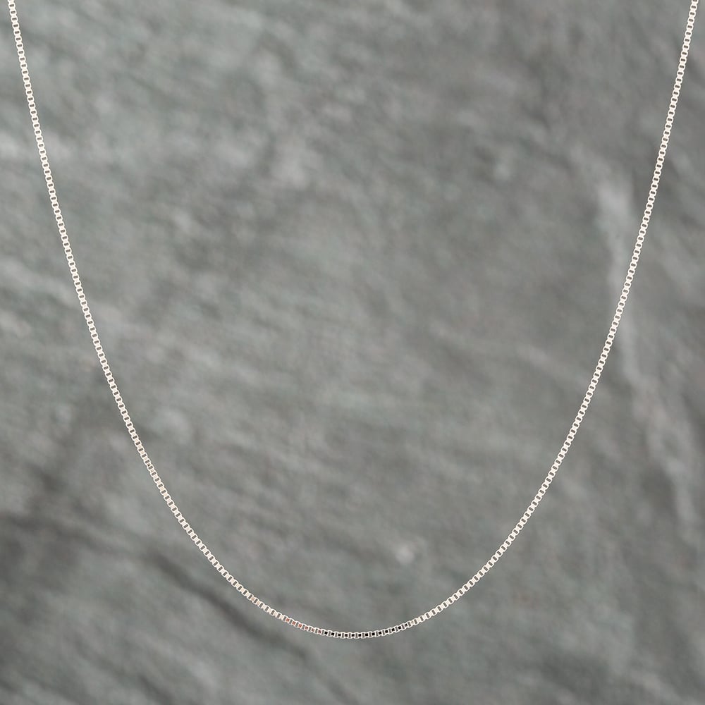 Product photograph of Pre-owned Platinum 18 Inch Box Chain 43041004 from The Jewel Hut