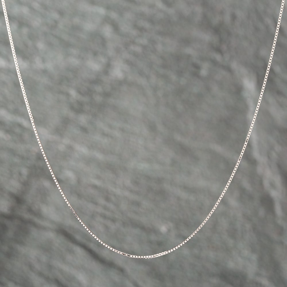 Product photograph of Pre-owned Platinum 18 Inch Box Chain 43041006 from The Jewel Hut