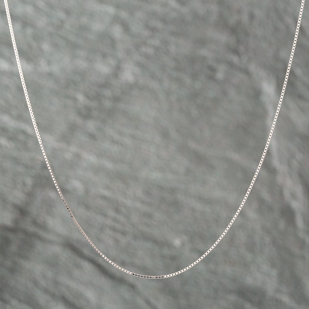 Product photograph of Pre-owned Platinum 18 Inch Box Chain 43041008 from The Jewel Hut