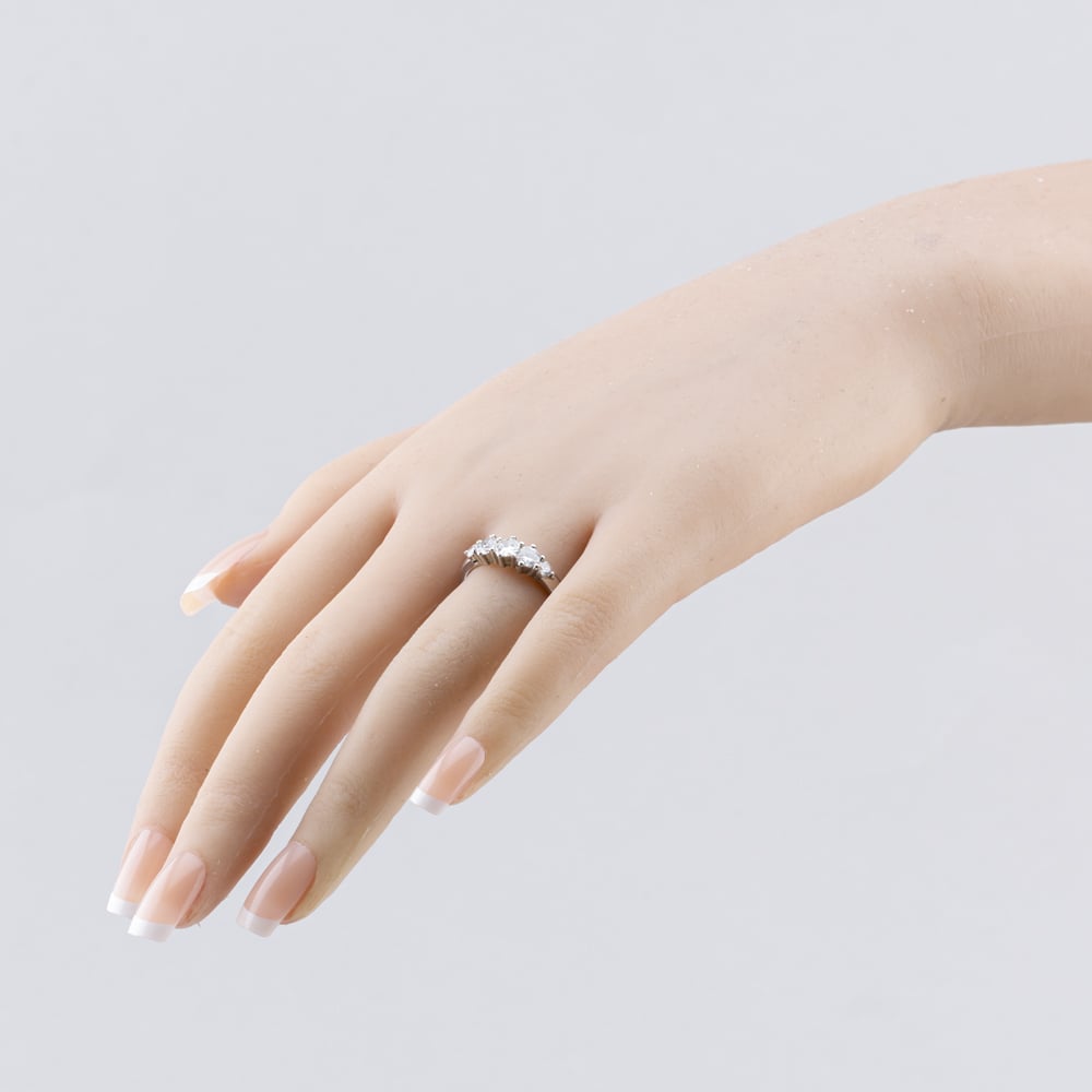 Pre-Owned Platinum 1.04ct Diamond Graduated Five Stone Ring 43121242