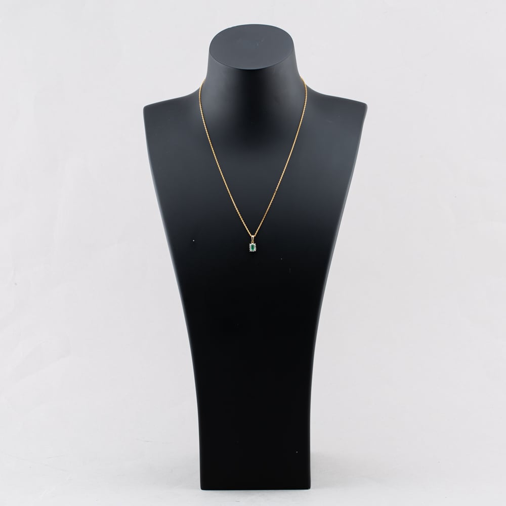 Pre-Owned 9ct Yellow Gold 0.25ct Emerald & 0.07ct Brilliant Cut Diamond Oblong 18 Inch Trace Jewellery Set 43141278
