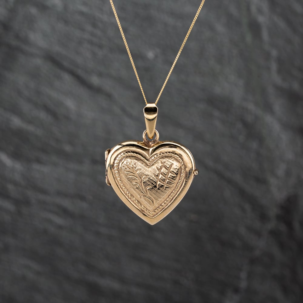 Pre-Owned 9ct Yellow Gold Heart Engraved Locket Pendant & 18 Inch Curb Chain 43141301