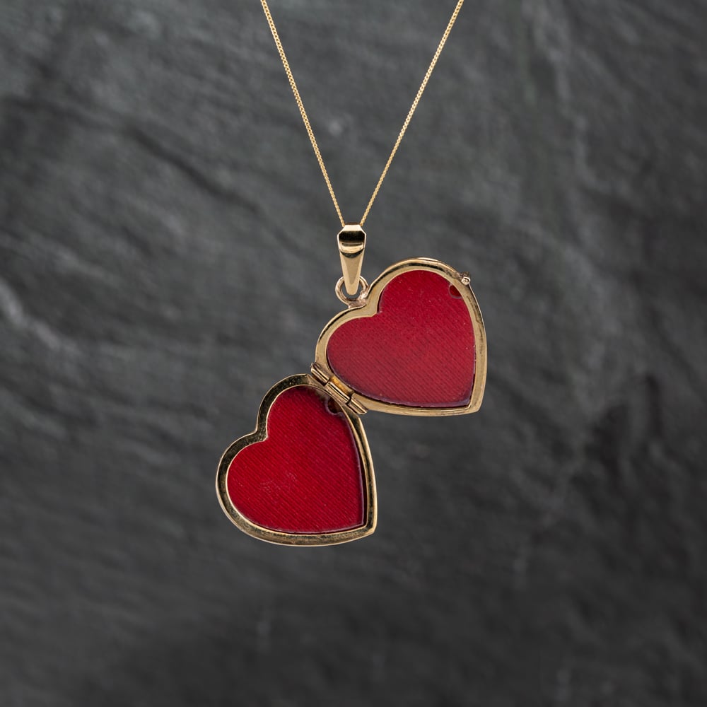 Pre-Owned 9ct Yellow Gold Heart Engraved Locket Pendant & 18 Inch Curb Chain 43141301