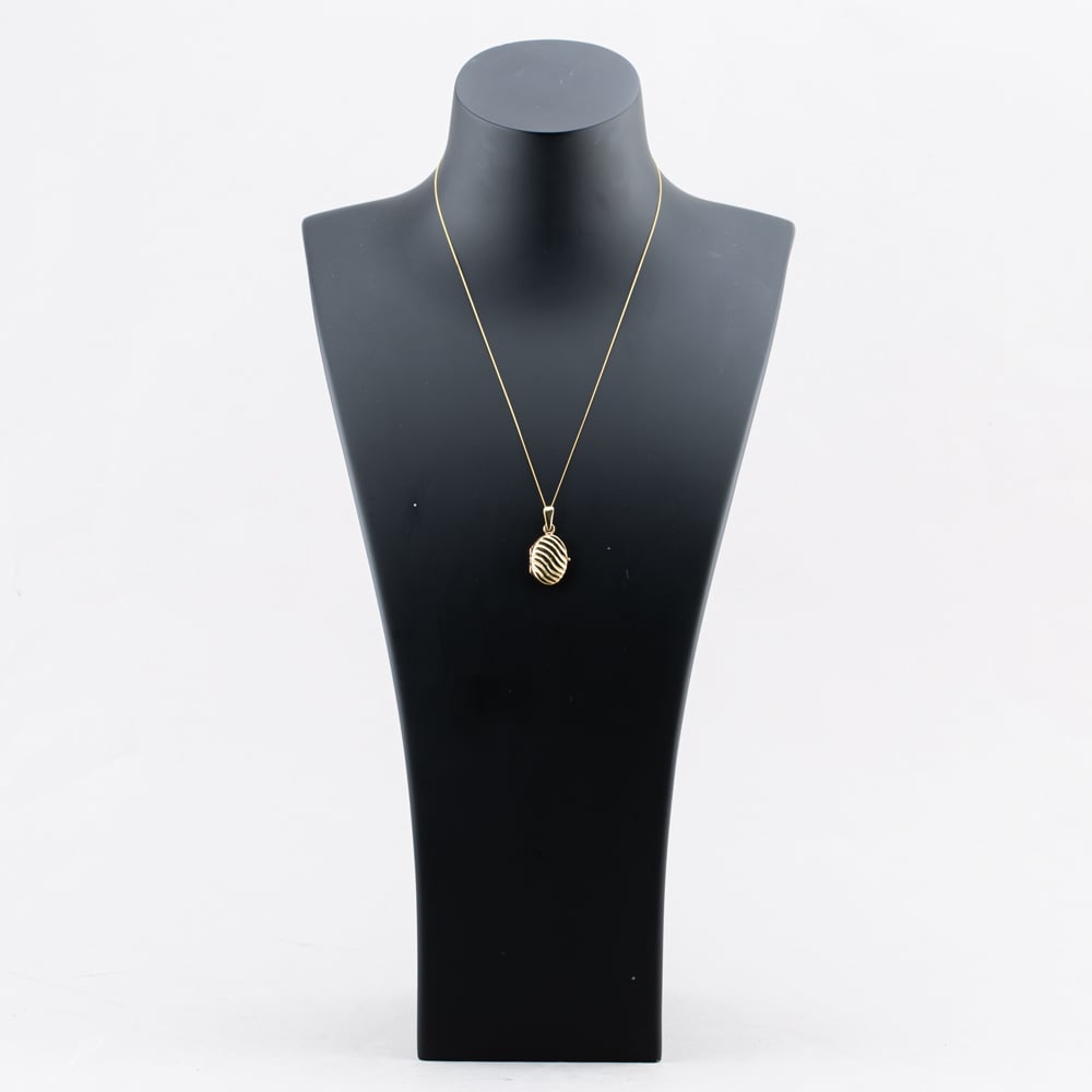 Pre-Owned 9ct Yellow Gold Oval Patterned Locket Pendant & 18 Inch Curb Chain 43141303