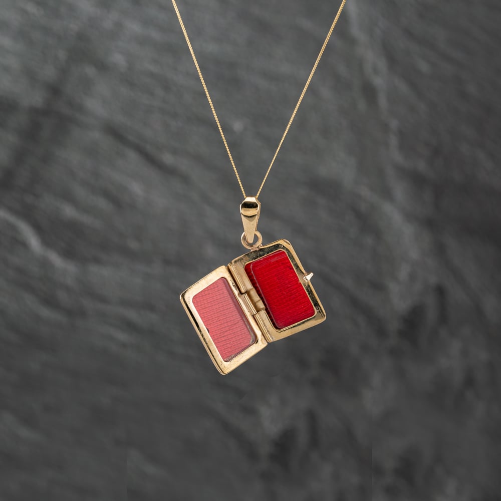 Pre-Owned 9ct Yellow Gold Oblong Half Engraved Locket Pendant & 18 Inch Curb Chain 43141306