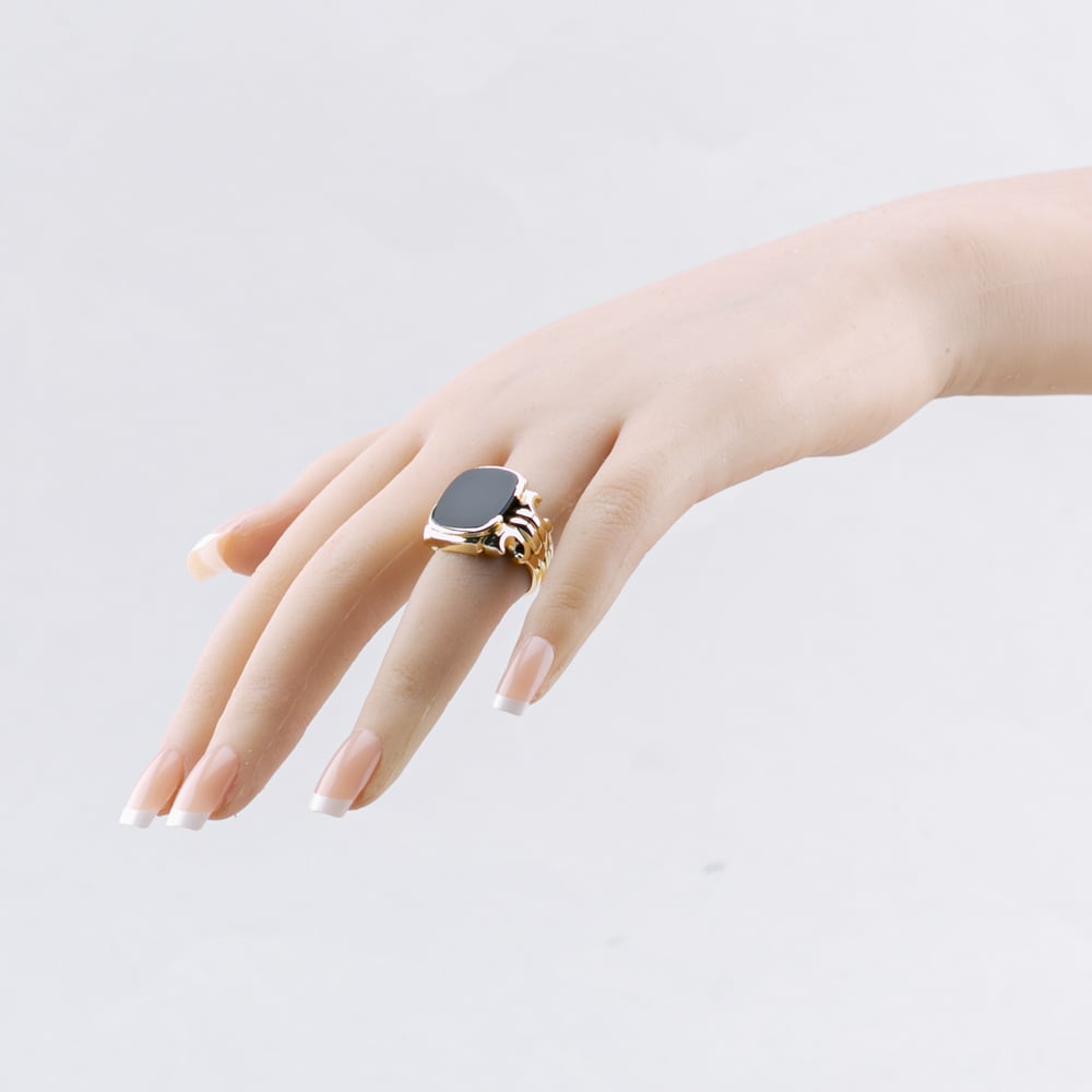 Pre-Owned 9ct Yellow Gold Onyx Cushion Shape Signet Ring 43151017
