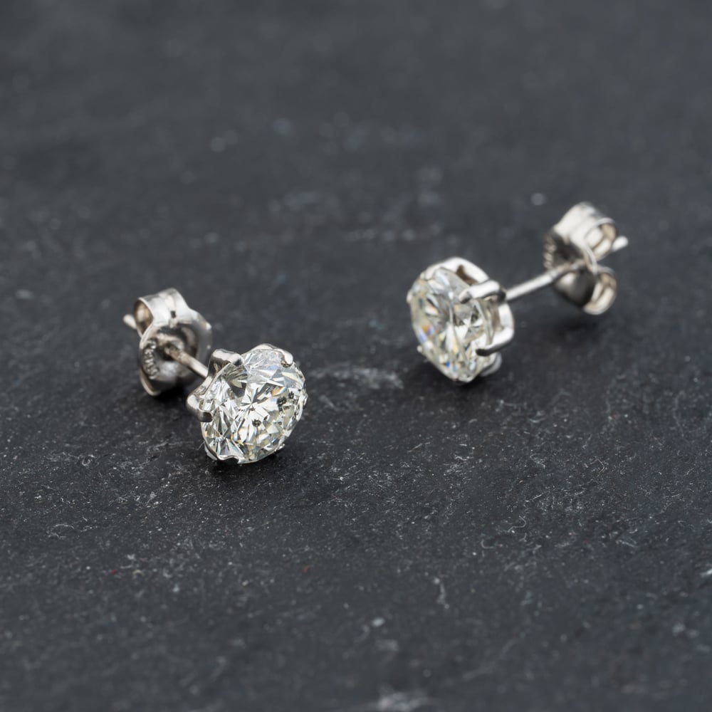 Pre-Owned Platinum 2.15ct Brilliant Cut Diamond Claw Set Stud Earrings 43171360