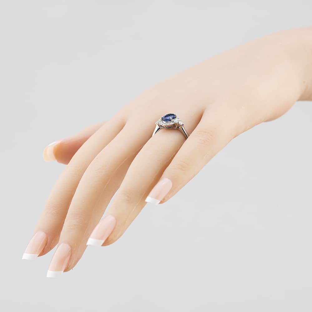 Pre-Owned 18ct White Gold Oval Cut Sapphire & Brilliant Cut Diamond Oval Cluster Ring 43361081