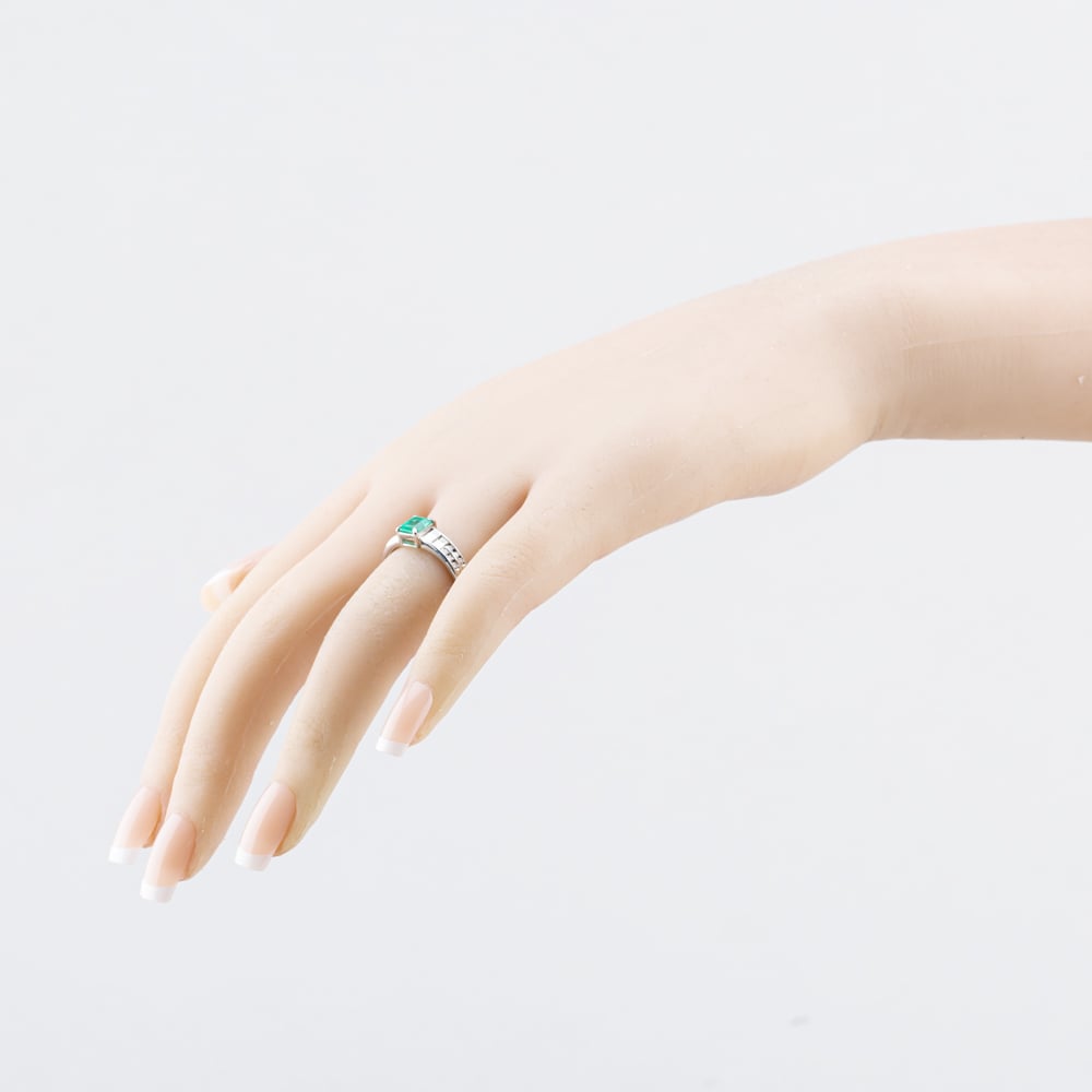 Pre-Owned Platinum 0.65ct Emerald & 0.46ct Diamond Oblong Shoulders Ring 43371086