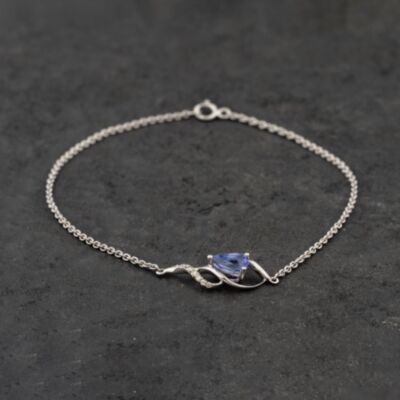 Pre-Owned White Gold 0.76ct Tanzanite & 0.05ct Diamond Pear Shaped Ribbon 7 Inch Belcher Bracelet 41061321