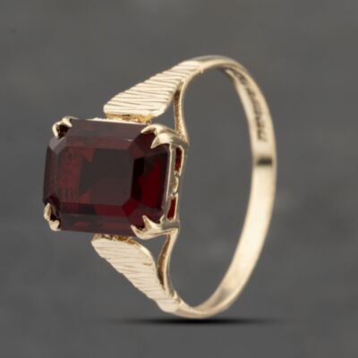 Pre-Owned 9ct Yellow Gold Garnet Oblong Dress Ring 41103457
