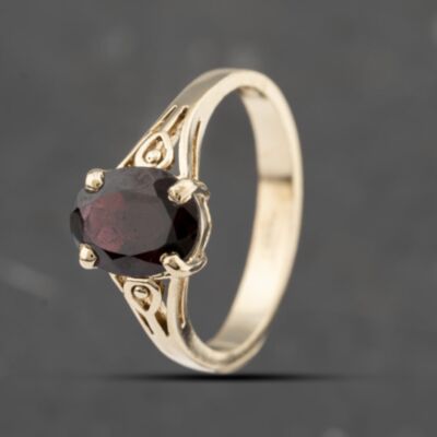 Pre-Owned 9ct Yellow Gold Garnet Oval Dress Ring 41103532