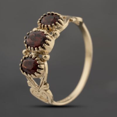 Pre-Owned 9ct Yellow Gold Garnet Oval Three Stone Ring 41103678