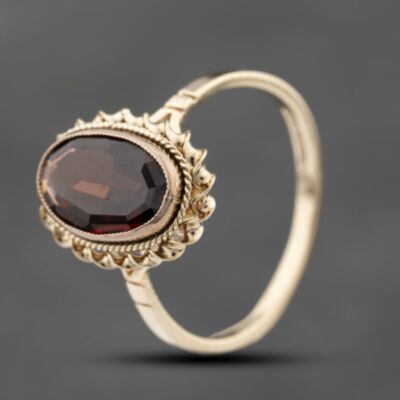 Pre-Owned 9ct Yellow Gold Garnet Oval Dress Ring 41103804