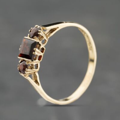 Pre-Owned 9ct Yellow Gold Garnet Three Stone Ring 41104154