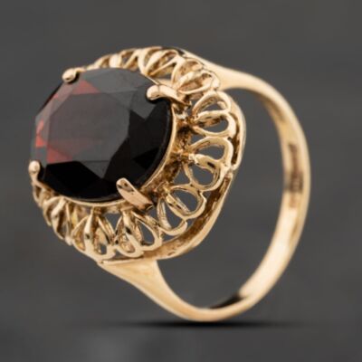 Pre-Owned 9ct Yellow Gold Garnet Large Oval Dress Ring 41104268