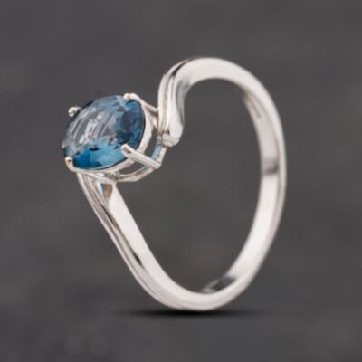 Pre-Owned 9ct White Gold Blue Topaz Oval Dress Ring 41104312