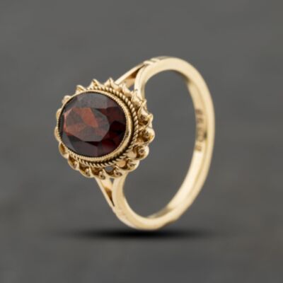 Pre-Owned 9ct Yellow Gold Garnet Oval Dress Ring 41104484