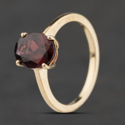 Pre-Owned 9ct Yellow Gold Garnet Oval Dress Ring 41104635