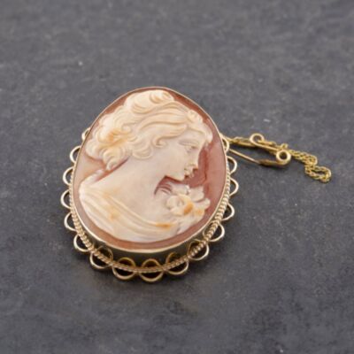 Pre-Owned 9ct Yellow Gold Oval Cameo Scalloped Edge Brooch 41131157