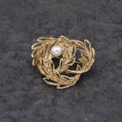 Pre-Owned 9ct Yellow Gold Pearl Swirling Leaf Design Brooch 41131166