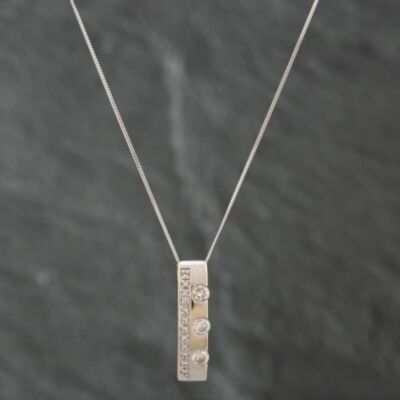 Pre-Owned 9ct White Gold Brilliant Cut Diamond Oblong Bar Pendant & 18 Inch Curb Chain 41141186