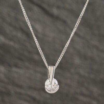 Pre-Owned 9ct White Gold Cubic Zirconia Round Pendant & 18 Inch Curb Chain 41142244