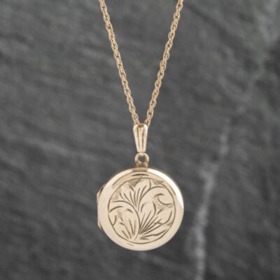 Pre-Owned Vintage 9ct Yellow Gold Round Hand Engraved Locket Pendant & 20 Inch Prince Of Wales Chain 41142404