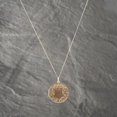 Pre-Owned 9ct Yellow Gold Round Shield And Foliate Engraved Locket Pendant & 18 Inch Curb Chain 41142594