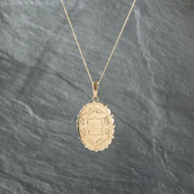 Pre-Owned 9ct Yellow Gold Oval Scollop Edge Engraved Locket Pendant & 18 Inch Curb Chain 41142740