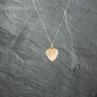 Pre-Owned 9ct Yellow Gold Heart Engraved Locket Pendant & 18 Inch Curb Chain 41142750