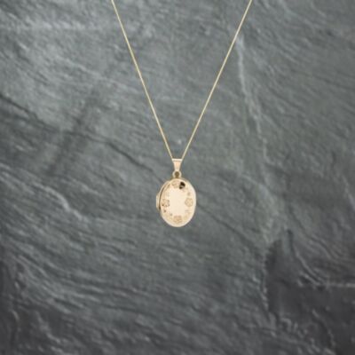Pre-Owned 9ct Yellow Gold Oval Flower Pattern Locket Pendant & 18 Inch Curb Chain 41142752