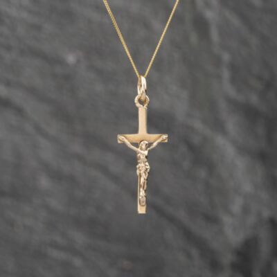 Pre-Owned 9ct Yellow Gold Crucifix Cross Pendant & 18 Inch Curb Chain 41142840