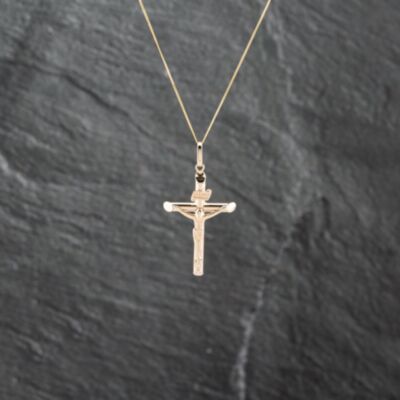 Pre-Owned 9ct Yellow Gold Crucifix Cross Pendant & 18 Inch Curb Chain 41142897