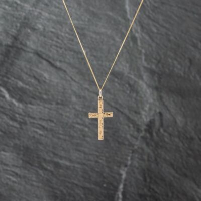 Pre-Owned 9ct Yellow Gold Foliate Engraved Cross Pendant & 18 Inch Curb Chain 41142901