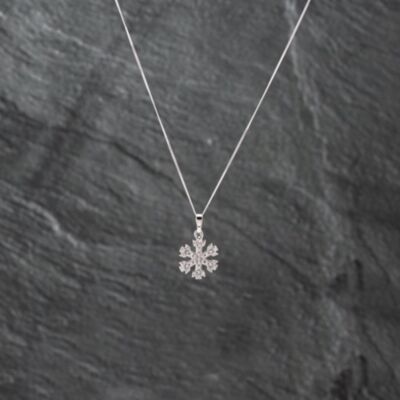 Pre-Owned 9ct White Gold 0.26ct Diamond Snowflake Pendant & 18 Inch Curb Chain 41142910