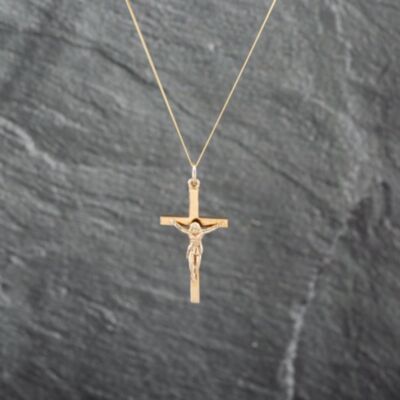 Pre-Owned 9ct Yellow Gold Crucifix Cross Pendant & 18 Inch Curb Chain 41143031