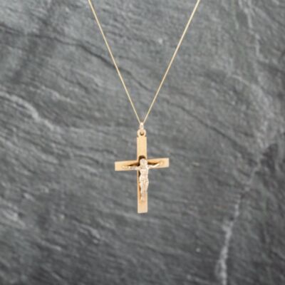 Pre-Owned 9ct Yellow Gold Crucifix Cross Pendant & 18 Inch Curb Chain 41143032