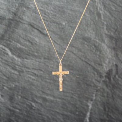 Pre-Owned 9ct Yellow Gold Crucifix Cross Pendant & 18 Inch Curb Chain 41143035