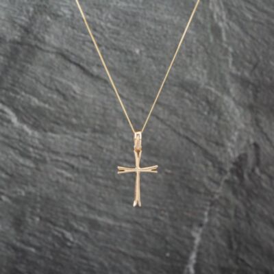 Pre-Owned 9ct Yellow Gold Cross Pendant & 18 Inch Curb Chain 41143054