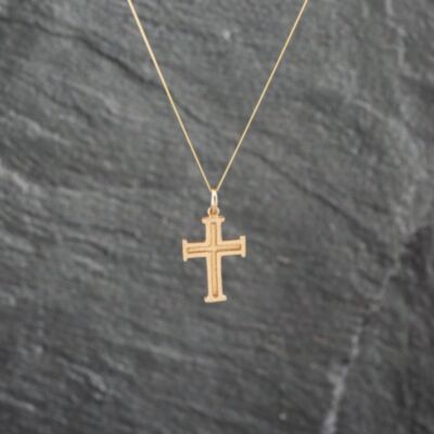 Pre-Owned 9ct Yellow Gold Engraved Cross Pendant & 18 Inch Curb Chain 41143055