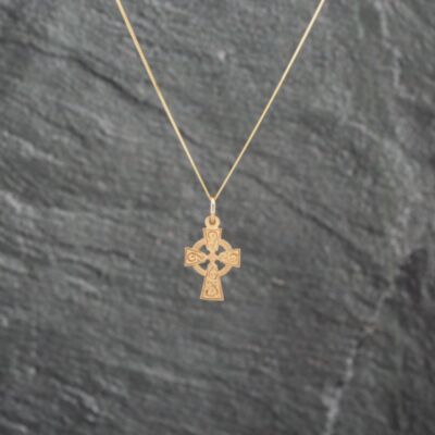 Pre-Owned 9ct Yellow Gold Celtic Cross Pendant & 18 Inch Curb Chain 41143058