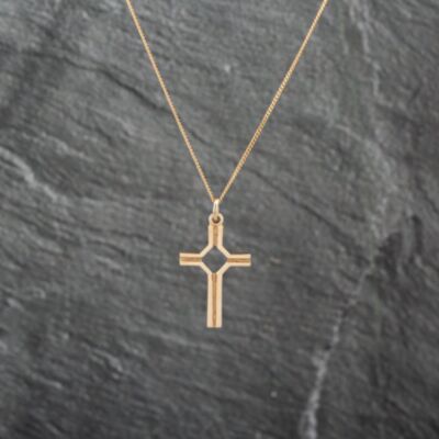 Pre-Owned 9ct Yellow Gold Openwork Engraved Cross Pendant & 18 Inch Curb Chain 41143060