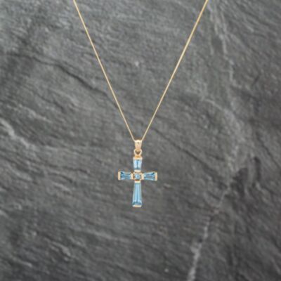 Pre-Owned 9ct Yellow Gold Blue Topaz Cross Pendant & 18 Inch Curb Chain 41143063