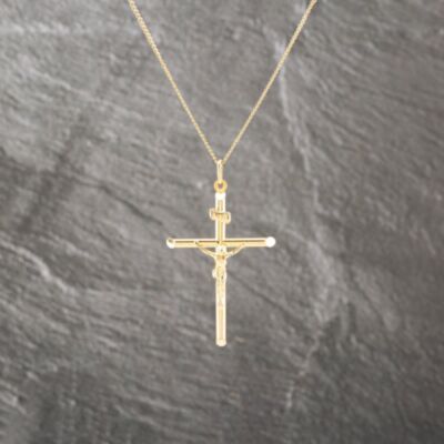 Pre-Owned 9ct Yellow Gold Crucifix Cross Pendant & 18 Inch Curb Chain 41143105